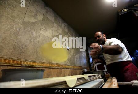 Amman, Jordanie. 17 Sep, 2015. Un réfugié syrien travaille dans un restaurant à Amman, capitale de la Jordanie, le 17 septembre 2015. © Mohammad Abu Ghosh/Xinhua/Alamy Live News Banque D'Images