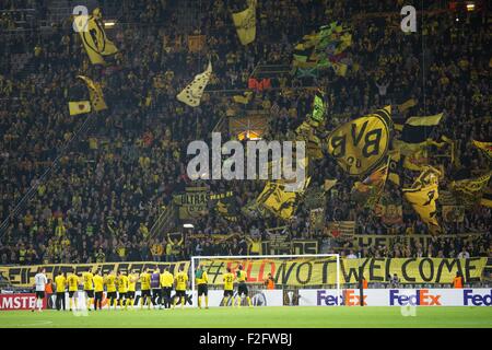 Dortmund, Allemagne. 17 Sep, 2015. Les joueurs de Dortmund cheer avec les fans après leur victoire (2-1) dans le match de la Ligue Europa entre Borussia Dortmund et FK Krasnodar à Dortmund, en Allemagne, le 17 septembre 2015. Photo : Maja Hitij/dpa/Alamy Live News Banque D'Images