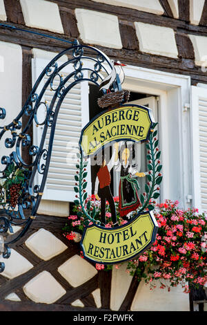 Pancarte pour un restaurant, Eguisheim, Alsace, France Banque D'Images