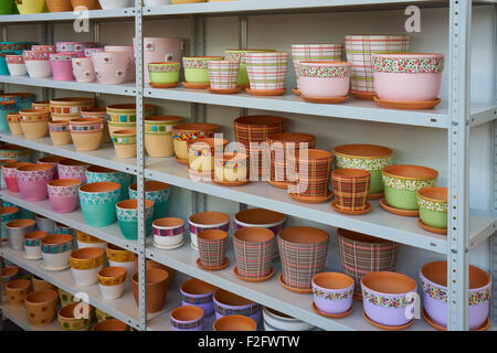 Nouveaux pots de fleurs en céramique placés sur les étagères de la Banque D'Images