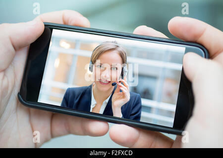 Businesswoman chatting with smart phone Banque D'Images