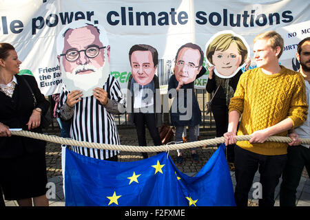 Bruxelles, Bxl, Belgique. 18 Sep, 2015. Des activistes de Greenpeace WWF et d'autres organisations tenez le prostest en face du bâtiment du siège du Conseil européen à Bruxelles, Belgique Le 18.09.2015 Les ministres de l'environnement de l'UE se réunissent à Bruxelles d'adopter la position de l'Union européenne pour le sommet sur le climat de Paris en décembre, où le nouvel accord mondial sur le climat doit être signé. Activitsts porter les masques de Miguel Arias CaÃ±ete, de l'action pour le climat et l'énergie, le Premier ministre britannique David Cameron, le Président français François Hollande et la chancelière fédérale allemande Angela Merkel . par Banque D'Images