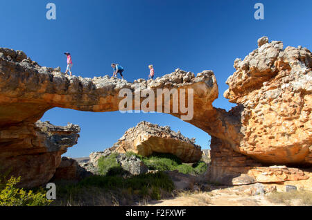 Les randonneurs sur un rocher arch dans le Cederberg Mountains de l'Afrique du Sud Banque D'Images