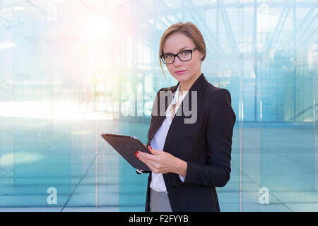 Businesswoman using a digital tablet Banque D'Images
