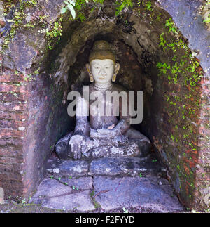 L'image de Bouddha dans une petite niche d'un ancien stupa à Mrauk U, l'État de Rakhine au Myanmar. Banque D'Images