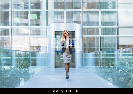 Businesswoman talking on mobile phone Banque D'Images