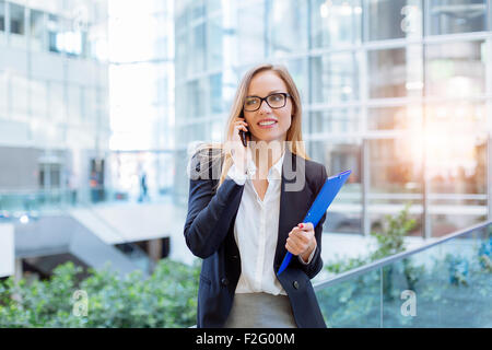 Businesswoman talking on mobile phone Banque D'Images