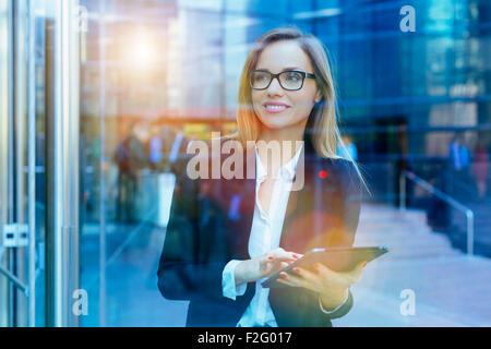 Businesswoman using digital tablet Banque D'Images