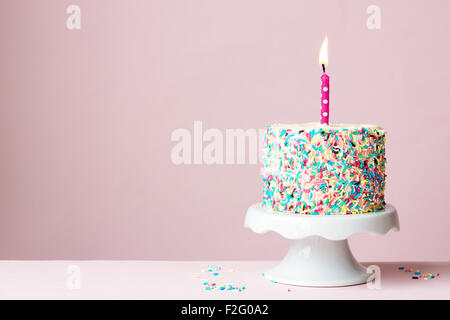 Gâteau d'anniversaire avec une bougie Banque D'Images