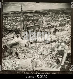 Photographie aérienne de la ville allemande d'Ulm prises après le raid aérien dévastateur de décembre 1944, montrant les énormes destructions causées par les bombardements alliés tout en laissant l'église, Ulm, en grande partie intacte. La plupart de la ville médiévale du centre a été détruit par les bombardements. L'église, également connu sous le nom de cathédrale d'Ulm, Ulm ou Münster Ulmer Münster a le plus haut clocher d'une église dans le monde (161.5m). L'église a été construite entre 1400 et 1540 environ, bien que les clochers ont été terminées qu'en 1890. Banque D'Images