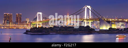 Pont en arc-en-ciel de Tokyo sur la baie de Tokyo à Tokyo, Japon. Photographié dans la nuit. Banque D'Images