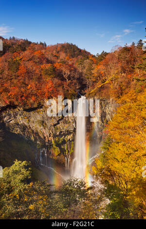 Les chutes Kegon Kegon (-no-taki, 華厳の滝) près de Nikko, Japon entouré de couleurs d'automne. Banque D'Images