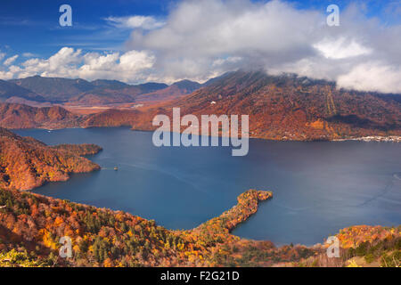 Le lac Chuzenji (Chuzenjiko, 中禅寺湖) près de Nikko au Japon. Photographié depuis le mont Hangetsuyama sur une belle journée d'automne. Banque D'Images