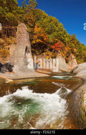 L'Fukiware Falls (Fukiware-no-taki, 吹割の滝) dans la préfecture de Gunma au Japon. Photographié par un beau jour d'automne. Banque D'Images