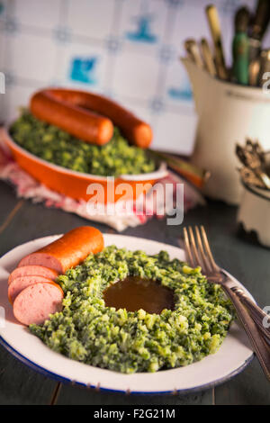 Une cuisine rustique avec une plaque avec 'Boerenkool rencontré pire' ou le chou frisé avec saucisse fumée, un repas traditionnel néerlandais. Servi avec gra Banque D'Images