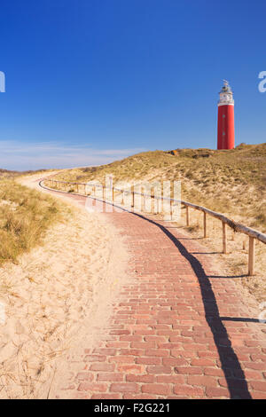 Un sentier menant vers le phare de l'île de Texel aux Pays-Bas sur une journée ensoleillée. Banque D'Images