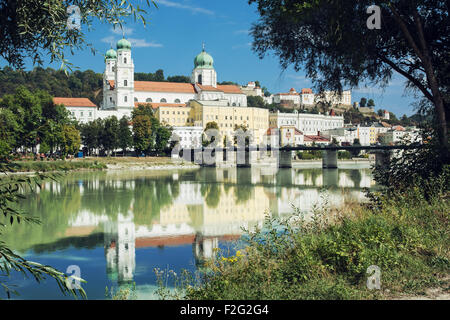 Passau est une ville de la Basse Bavière, Allemagne. Il est également connu comme le Dreiflussestadt ou "ville des trois rivières". Panorama de la ville. Banque D'Images