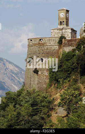 L'Albanie. Gjirokastre. Château construit au 18e siècle, commandé par le chef tribal Bue Gjin Shpata et la tour de l'horloge, ajoutés à partir de 1811 par le gouverneur ottoman Ali Pacha de Tepelena. Du côté est. Banque D'Images