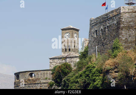 L'Albanie. Gjirokastre. Château construit au 18e siècle, commandé par le chef tribal Bue Gjin Shpata et la tour de l'horloge ajouté en 1811 par le gouverneur ottoman Ali Pacha de Tepelena. La citadelle abrite des armes de la Première et Deuxième Guerre mondiale. Banque D'Images