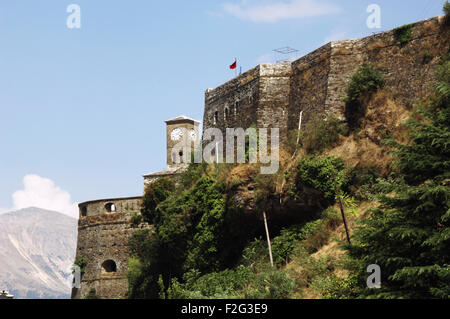 L'Albanie. Gjirokastre. Château construit au 18e siècle, commandé par le chef tribal Bue Gjin Shpata. Deuxièmement, le clocher ajouté en 1811 par le gouverneur ottoman Ali Pacha de Tepelena. La citadelle abrite des armes de la Première et Deuxième Guerre mondiale. Banque D'Images