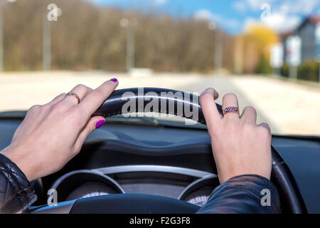 Mains de femme pilote au volant Banque D'Images