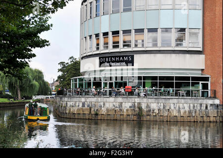 Guildford Surrey UK - bateau étroit barge sur la rivière Wey passe par le restaurant et d'un magasin Debenhams Banque D'Images