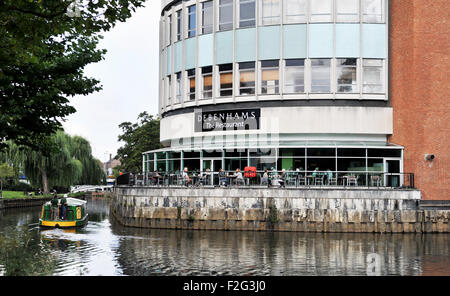 Guildford Surrey UK - bateau étroit barge sur la rivière Wey passe par le restaurant et d'un magasin Debenhams Banque D'Images