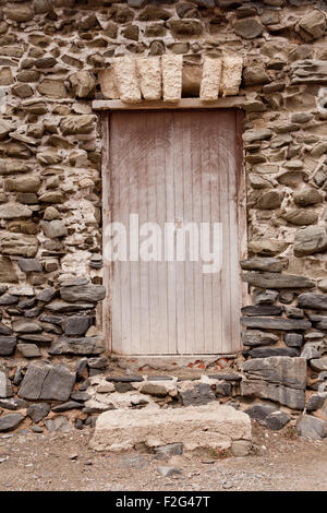 La porte en bois en construction en pierre en Minorque Banque D'Images