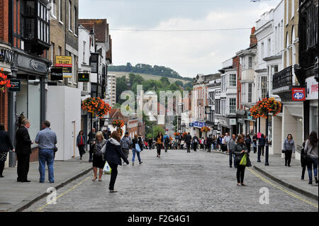 Guildford Surrey UK - Shoppers dans la High Street Banque D'Images