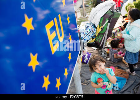 Tovarnik, Croatie. 18 Sep, 2015. Les réfugiés attendent leur transit vers l'Europe de l'ouest de Tovarnik, Croatie, 18 septembre 2015. La Croatie est devenue le dernier éclair dans la crise des réfugiés en tant que migrants ont cherché des voies alternatives à l'Europe de l'Ouest après la Hongrie a claqué ses portes fermées. Photo : Gregor Fischer/dpa/Alamy Live News Banque D'Images