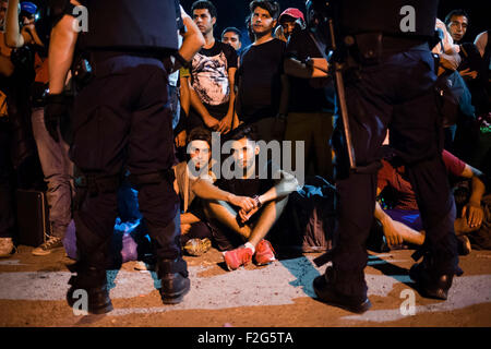 Tovarnik, Croatie. 18 Sep, 2015. Les réfugiés attendre le prochain train pour l'Europe de l'Ouest dans la région de Tovarnik, Croatie, 18 septembre 2015. La Croatie est devenue le dernier éclair dans la crise des réfugiés en tant que migrants ont cherché des voies alternatives à l'Europe de l'Ouest après la Hongrie a claqué ses portes fermées. Photo : Gregor Fischer/dpa/Alamy Live News Banque D'Images