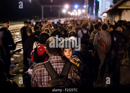 Tovarnik, Croatie. 18 Sep, 2015. Les réfugiés attendent leur transit vers l'Union européenne en Tovarnik, Croatie, 18 septembre 2015. La Croatie est devenue le dernier éclair dans la crise des réfugiés en tant que migrants ont cherché des voies alternatives à l'Europe de l'Ouest après la Hongrie a claqué ses portes fermées. Photo : Gregor Fischer/dpa/Alamy Live News Banque D'Images