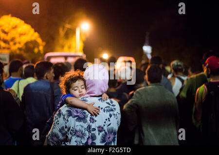 Tovarnik, Croatie. 18 Sep, 2015. Les réfugiés attendre le prochain train pour l'Europe de l'Ouest dans la région de Tovarnik, Croatie, 18 septembre 2015. La Croatie est devenue le dernier éclair dans la crise des réfugiés en tant que migrants ont cherché des voies alternatives à l'Europe de l'Ouest après la Hongrie a claqué ses portes fermées. Photo : Gregor Fischer/dpa/Alamy Live News Banque D'Images