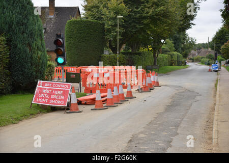 Feux de circulation temporaires dans le nord Oxfordshire village de Hook Norton pour permettre les travaux à entreprendre dans le cadre d'une nouvelle Banque D'Images