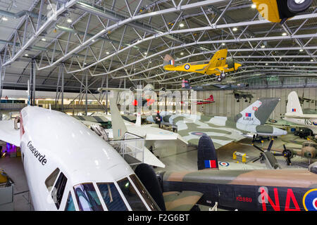 L'espace aérien hangar avec concorde, au premier plan, l'Imperial War Museum, Duxford, Cambridgeshire, Angleterre, RU Banque D'Images