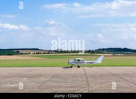 Cessna 152 en attente d'autorisation de décollage de l'aérodrome de Duxford, Cambridgeshire, Angleterre, RU Banque D'Images