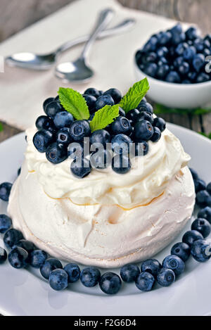 Pavlova gâteau aux bleuets sur table rustique Banque D'Images