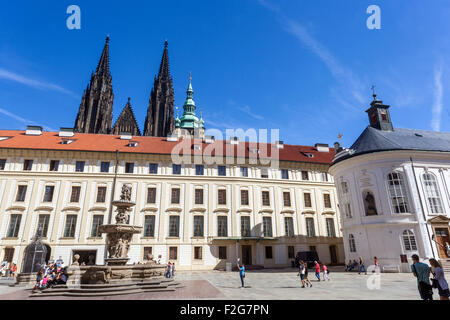 Cour du château de Prague Chapelle de la Sainte Croix, la vue de la deuxième cour avec la fontaine de Kohl République tchèque, Europe Banque D'Images