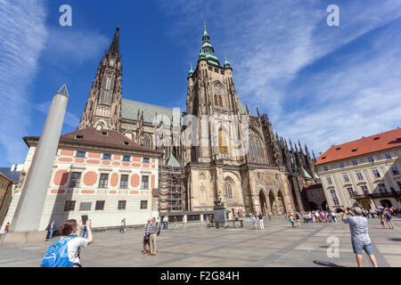 Château de Prague troisième cour touristes personnes Château Cathédrale de Prague St Vitus Château de Prague complexe Banque D'Images