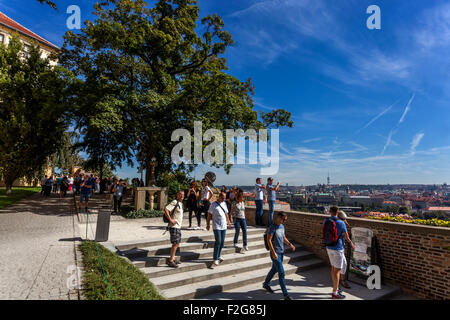 Jardins du château de Prague République tchèque touristes marchant jardin du château de Prague Na Valech belle vue perspective Europe City People Walk Prague Staircase Banque D'Images