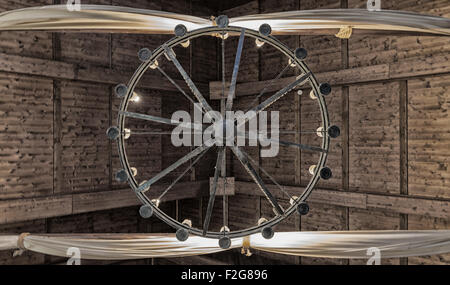 Chandelier en fer rond dans une vieille taverne. Banque D'Images