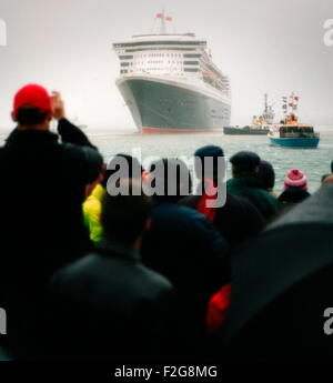 AJAX NEWS & FEATURE SERVICE. 26ème décembre, 2003. SOUTHAMPTON, Angleterre. - MAJESTIC - LA NOUVELLE LIGNE CUNARD QUEEN MARY 2 étapes d'une majestueuse ENTRÉE DE SON PORT D'HIVER SOUS UN CIEL DE PLOMB. PHOTO:JONATHAN EASTLAND/AJAX. REF:32616 8 Banque D'Images