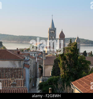 Vue de la ville de Rab, station touristique croate célèbre pour ses clochers. Banque D'Images