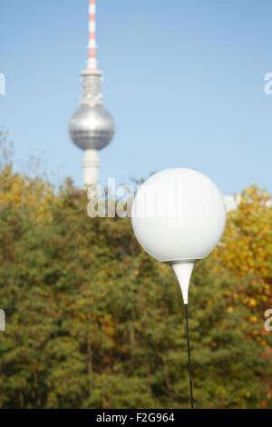 08.11.2014, Berlin, Berlin, Allemagne - Ballons de lumière limite pour le 25e anniversaire du mur de Berlin, dans l'arrière-plan Banque D'Images