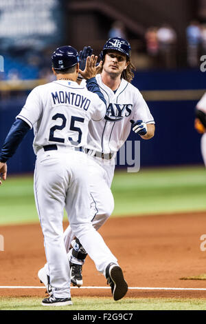 Saint Petersburg, FL, USA. 17 Sep, 2015. Rays de Tampa Bay frappeur désigné John Jaso # 28 obtient un taux de cinq Rays de Tampa Bay l'entraîneur de troisième Charlie Montoyo # 25 après avoir frappé un home run dans la 3e manche dans le jeu avec Baltimore au Tropicana Field de St. Petersburg, FL. Image Crédit : Del Mecum CSM/Alamy Live News Banque D'Images