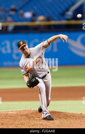 Saint Petersburg, FL., USA. 17 Septembre, 2015. De baseball Des Orioles de Baltimore, Brian Matusz # 17 jette une hauteur en 6e manche de son jeu avec Tampa Bay au Tropicana Field de St. Petersburg, FL. Image Crédit : Del Mecum CSM/Alamy Live News Banque D'Images