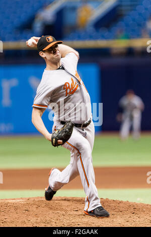 Saint Petersburg, FL., USA. 17 Septembre, 2015. De baseball Des Orioles de Baltimore, Brian Matusz # 17 jette une hauteur en 6e manche de son jeu avec Tampa Bay au Tropicana Field de St. Petersburg, FL. Image Crédit : Del Mecum CSM/Alamy Live News Banque D'Images