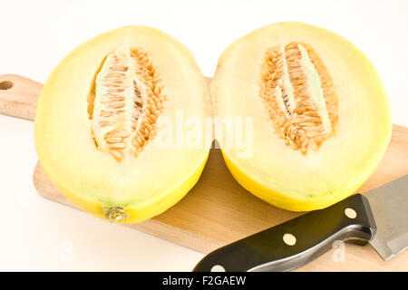 Tranches de melon cantaloup sur planche de bois isolated on white Banque D'Images