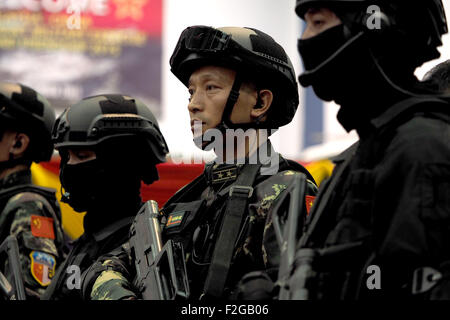 Selangor, Malaisie. 18 Sep, 2015. Membre de l'Armée de libération du peuple chinois des forces d'opérations spéciales (C) assiste à la cérémonie d'ouverture de l'exercice militaire conjoint à Selangor, Malaisie, le 18 septembre, 2015. Les forces armées chinoises et malaisiennes ont lancé leur premier exercice conjoint ici vendredi, visant à approfondir un partenariat stratégique entre les deux pays. © Jiang Shan/Xinhua/Alamy Live News Banque D'Images