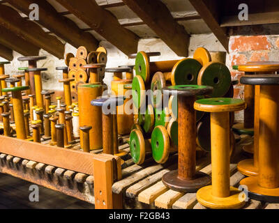 Bobines en bois pour l'industrie textile des exemples du produit fini dans Stott Park Bobbin Mill Banque D'Images